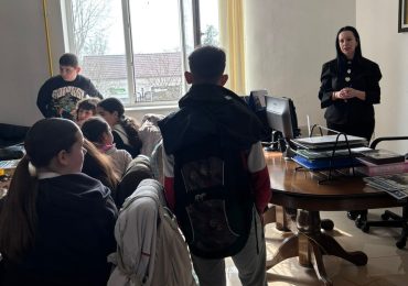 Ученици петог и шестог разреда у посети Месној заједници Лаћарак