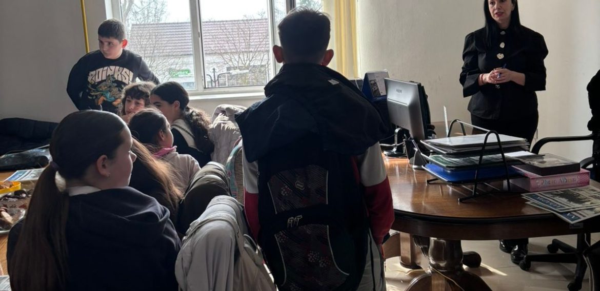 Ученици петог и шестог разреда у посети Месној заједници Лаћарак