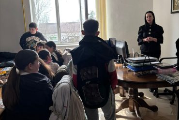Ученици петог и шестог разреда у посети Месној заједници Лаћарак
